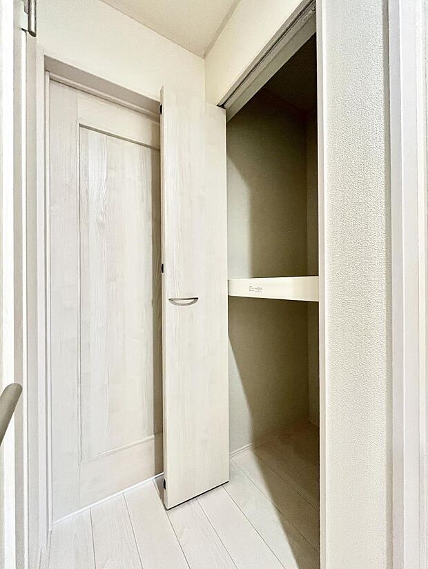 廊下収納。掃除道具や季節の小物を収納することができます。