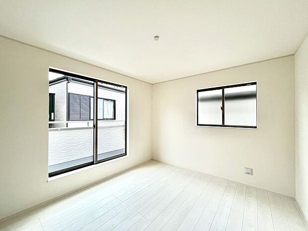 明るいバルコニーサイドに洋室を設置。目覚めの良い寝室に。 