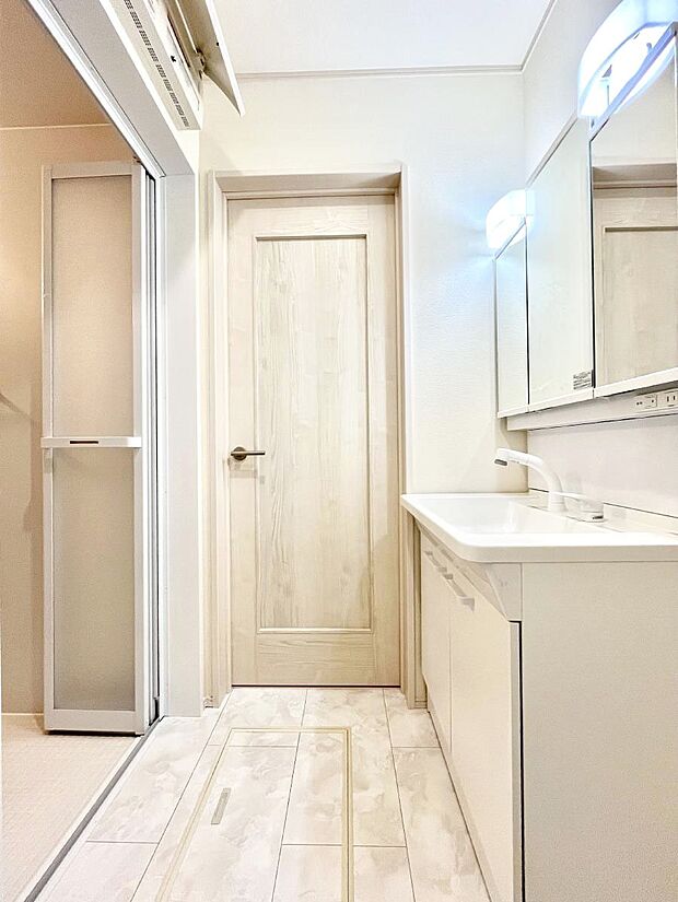 清潔感のある快適空間です。毎日の身支度も気持ち良くお使い頂けます。 