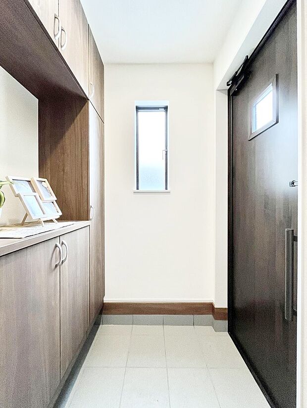 ◆B号棟◆〜Entrance〜 家の中でお客様を迎える最初の場所である玄関は、家の印象そのものです!豊富な玄関収納で、常に綺麗に保つことが出来ます♪玄関にはたっぷり収納の下駄箱を完備!