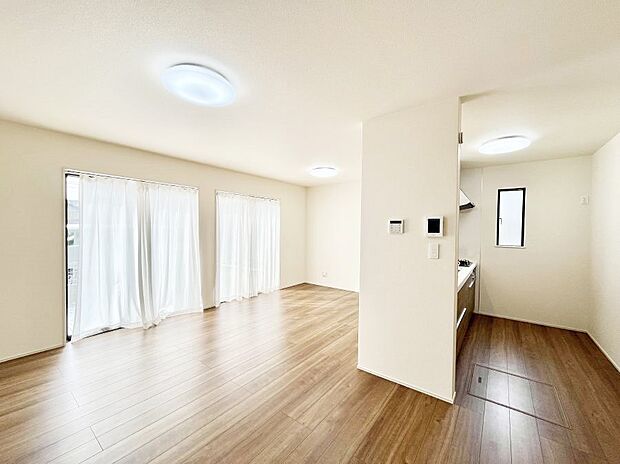 ◆B号棟◆〜Living〜 飽きの来ないシンプルでおしゃれなLDK。大きな窓から日差しが差し込むので室内も明るく、家族の憩いの場としてピッタリです。開放感と日当たりの良さを是非ご覧ください!