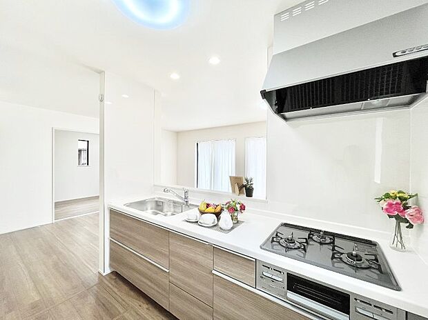 ◆B号棟◆〜Kitchen〜 「さぁ今日は何を作ろう」こんなキッチンなら思いっきり料理ができちゃいます。キッチンからはリビングが一望できます。家族がつながるお家がここにございます。