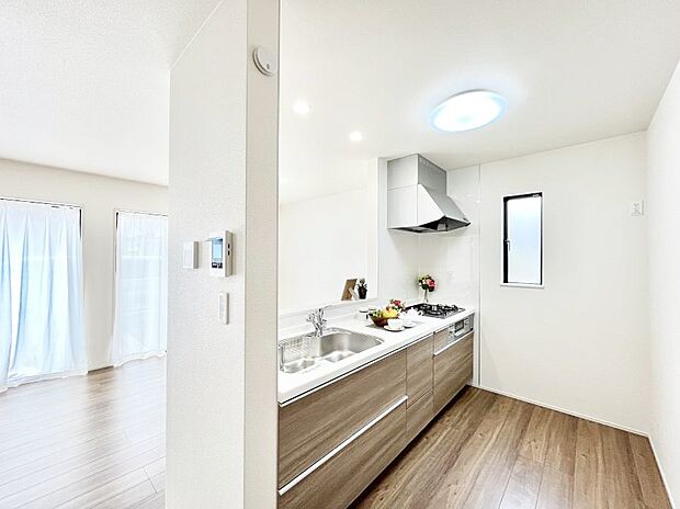 ◆B号棟◆〜Kitchen〜 自然光が入る窓のあるキッチン☆毎日使う場所だからこそ、使い勝手を考慮しました。ゆったりとしたキッチンコーナーは質感豊かな仕上がりとなっております。