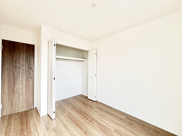 ◆B号棟◆〜Bed Room〜 全居室には収納クローゼットを完備!普段使いのお洋服や小物はもちろん、季節物のお洋服などもしっかりと整理整頓おしまい頂けます。 居室空間を広く使用できますね。
