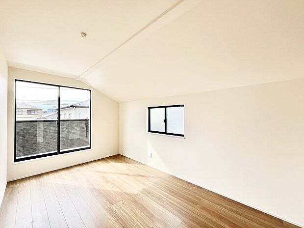 ◆B号棟◆〜Bed Room〜 「今日も一日お疲れ様」とご夫婦でゆったりくつろげる寝室。 毎日の家事やお仕事に疲れた日はフカフカのベットで癒されてください。テレビや本棚をおいても快適な広さが自慢♪