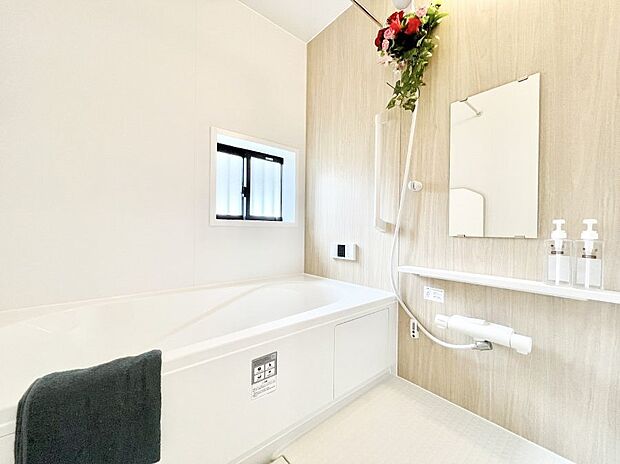 ◆B号棟◆〜Bath Room〜 窓付きのバスルームは、採光もあり明るく気持ちの良い空間です。窓があることで、換気環境も良好。ゆったり寛げるバスルームで、毎日のバスタイムが楽しみになりそうです。