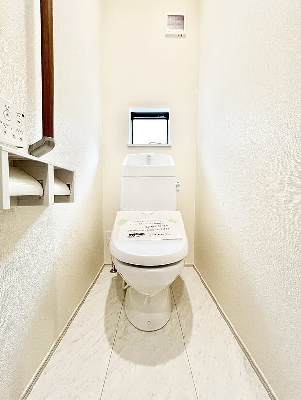 ◆B号棟◆〜Toilet〜 清潔感のある水回り♪トイレはウォシュレット付きです◎トイレは毎日使わざるを得ないもの。いつも清潔を保ちたいですね。トイレが2ヶ所あるので朝の混雑時に便利です!