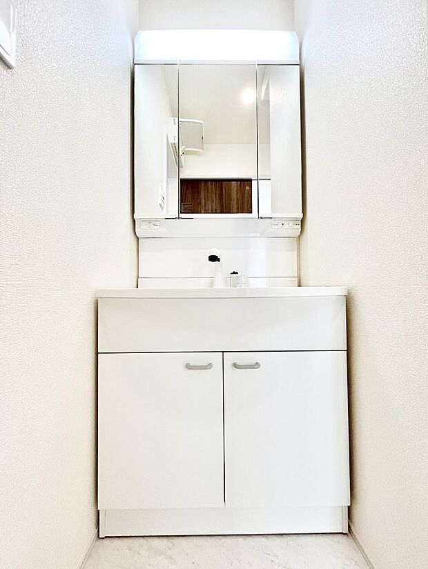 ◆B号棟◆〜Dressing Room〜 明るく清潔感溢れるパウダールーム。毎日使う場所だからこそ、快適な空間となっております。シャンプードレッサーを採用しておりますので、朝シャンも手軽に出来ます。