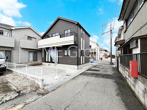 〜Exterior〜 前面道路:南東 4m 私道 前面道路は閑静な住宅地をはしる車通りの少ない道路。駐車の出し入れもらくらくです!ご不明点・現地見学のご希望は、お気軽にお問い合わせください!