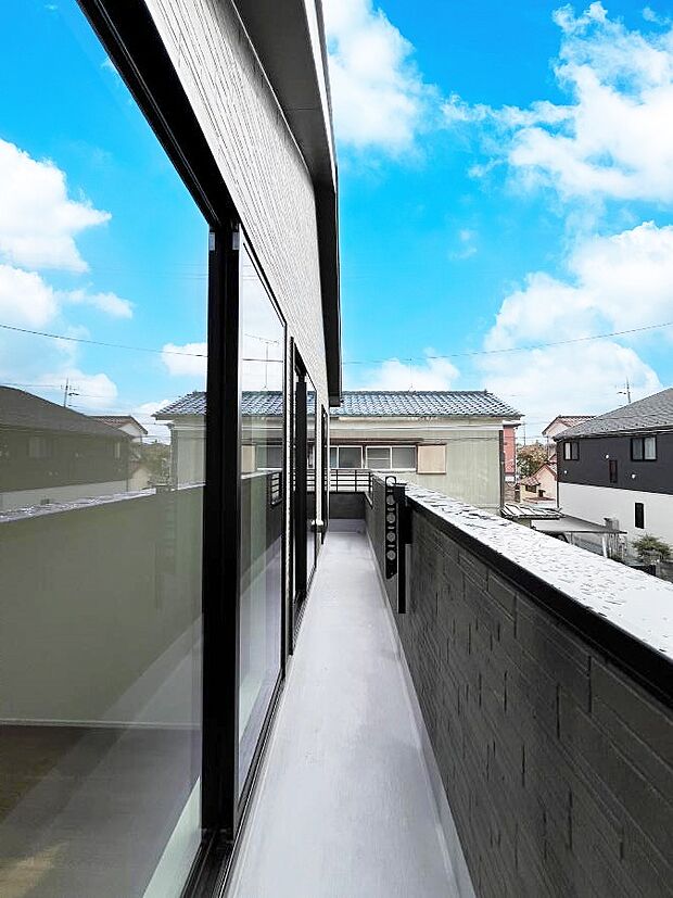 ◆B号棟◆〜Balcony〜 南側に設置されたワイドバルコニー。心地よい陽射しや暖かな風を楽しむことが出来ます。晴れた日にはたっぷりの洗濯物や布団を干せます!使いやすく開放的なバルコニーです♪