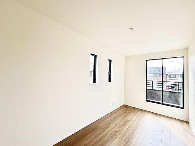 ◆B号棟◆〜Bed Room〜 バルコニーからの採光で朝もスッキリ目が覚めそうですね!穏やかな光が差し込む室内には、穏やかな時間が流れます。休日には、落ち着いた空間で自分の趣味を楽しむのはいかがですか。