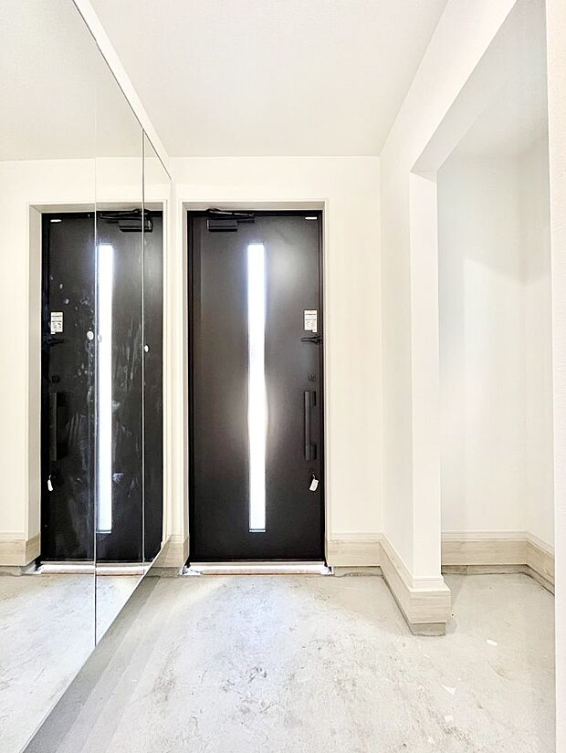 〜Entrance〜　下駄箱ミラー付なので、お出かけ前の身だしなみチェックに◎♪玄関はお客様をお出迎えする一番最初の場所、帰ってくる時に入る最初の場所。そんな場所だからこそ、より良い空間に…♪