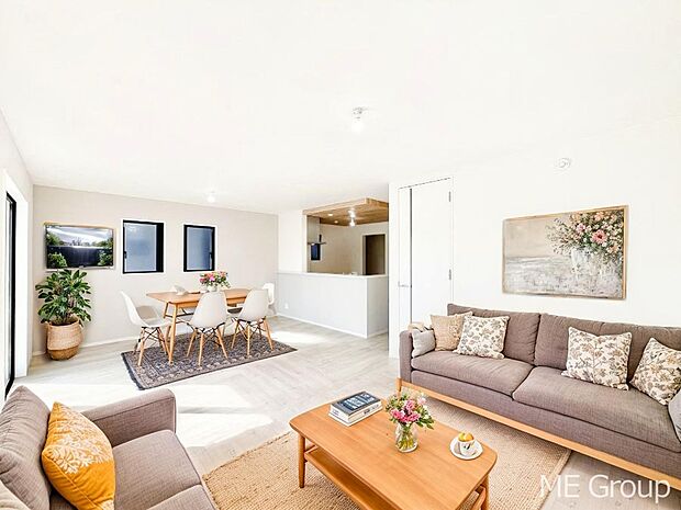 〜Living〜　家族の会話や笑顔が行き交うリビングです。子供が走ってる姿を見ながら、大きなソファやダイニングテーブルでゆったり食事をしたりくつろぎたい♪そんな夢が叶えられる空間です！※家具はCGです