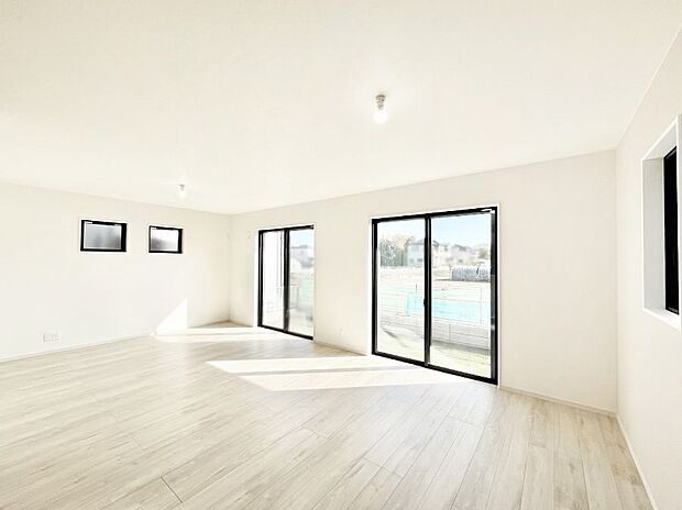 〜Living〜　飽きの来ないシンプルでおしゃれなLDK。大きな窓から日差しが差し込むので室内も明るく、家族の憩いの場としてピッタリです。開放感と日当たりの良さを是非ご覧ください！