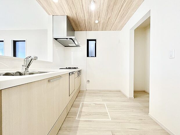 〜Kitchen〜　自然光が入る窓のあるキッチン☆毎日使う場所だからこそ、使い勝手を考慮しました。ゆったりとしたキッチンコーナーは質感豊かな仕上がりとなっております。