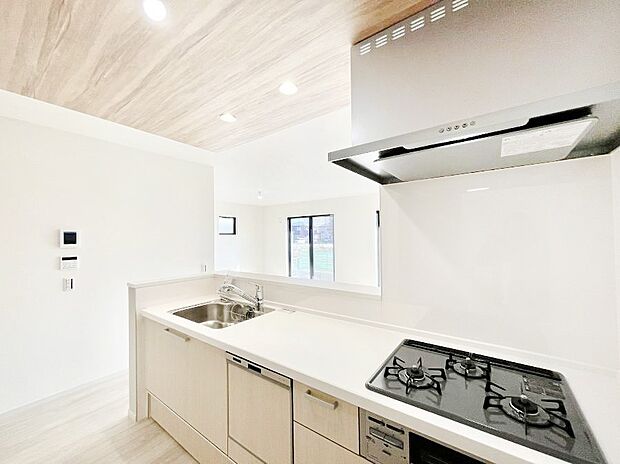 〜Kitchen〜  リビングが見渡せるカウンターキッチン。  料理をしながら家族とコミュニケーションをとれるだけでなく、大きな開放感も得ることができます。  お子様の成長も感じることができますね！