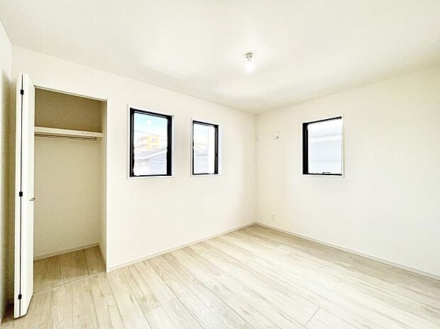 〜Bed Room〜　子供部屋はお子様にとって大変重な役割があります。子供一人で過ごす空間を与えることで、宿題や勉強時間も自然と増えまた自ら部屋の片付けや掃除なども促すことに繋がります。