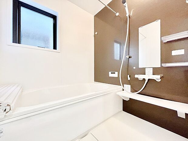 〜Bath Room〜　落ち着いた雰囲気の浴室で明日に向けてリフレッシュ。浴室乾燥機能も付いているので隣の洗濯機置き場で洗い上がった洗濯物を、雨の日も天気を気にせず乾燥させることも可能です。