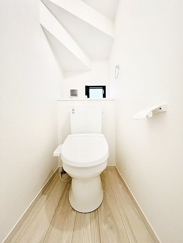 〜Toilet〜　綺麗・スッキリ・快適なウォシュレット付トイレでくつろげる空間です。1、2階共にトイレスペース！採光もあり明るく、快適空間となっております♪毎日使う場所だからこその配慮です！
