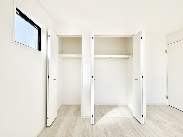 〜Closet〜　壁面クローゼットがあればタンスを置く必要がなく、出っ張りのないスッキリ空間を維持できます。限られたスペースを有効に活用できそう。季節の衣類や趣味の品などたっぷり収納出来ますね♪