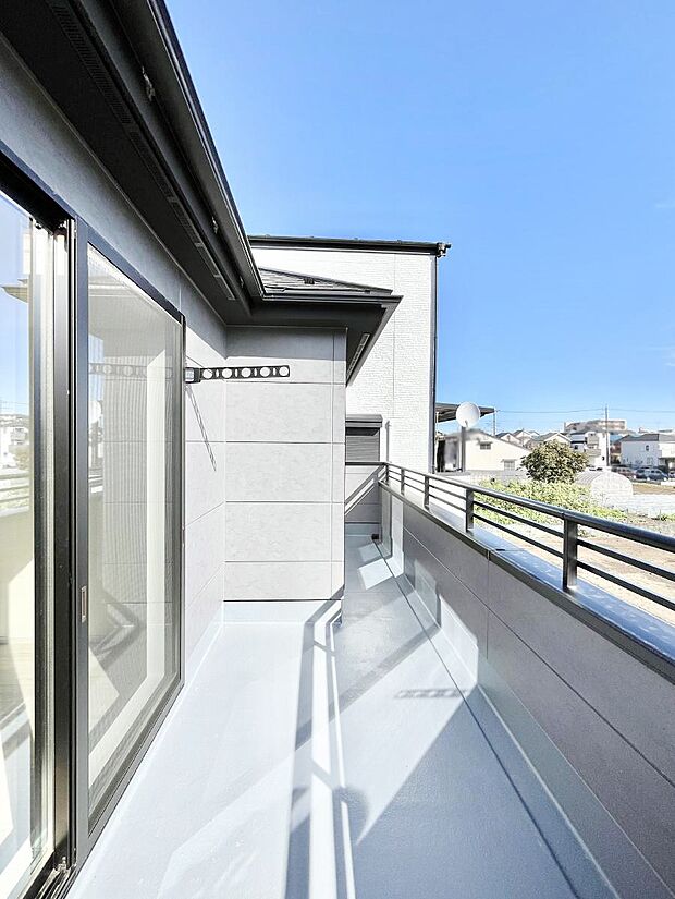 〜Balcony〜  バルコニーは温かい陽がさしこみ、お布団や洗濯物を気持ちよく干すことができます。  使いやすく開放的なバルコニーです♪陽ざしがたっぷり降り注ぐ、バルコニー付き住まい。  
