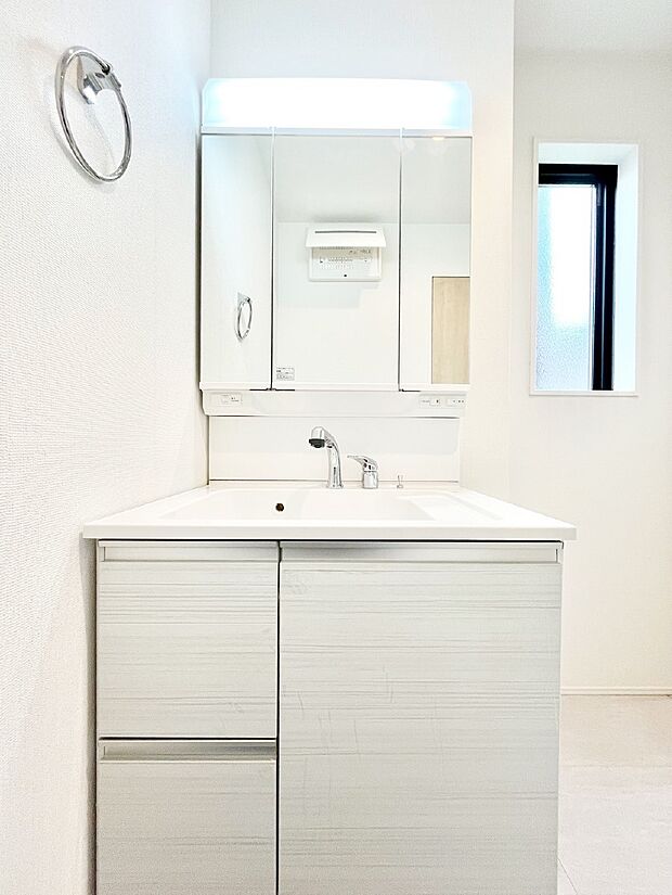 収納力と機能性に優れた洗面化粧台