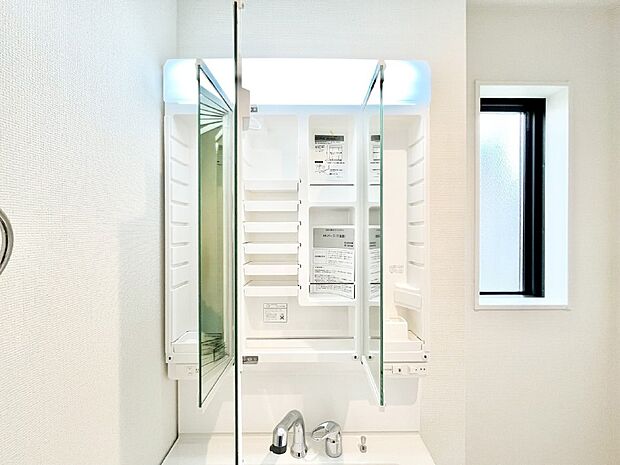 三面鏡の裏に、化粧品や衛生用品などを収納可能。洗面台をすっきりと保ちます!