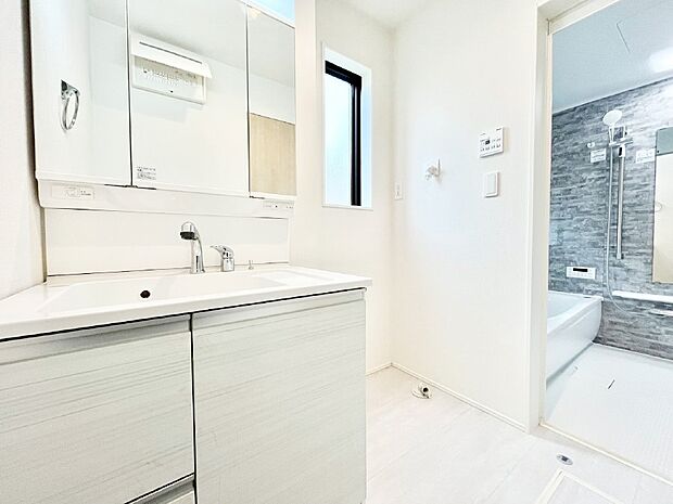 清潔感ある洗面化粧室で朝の身支度も快適