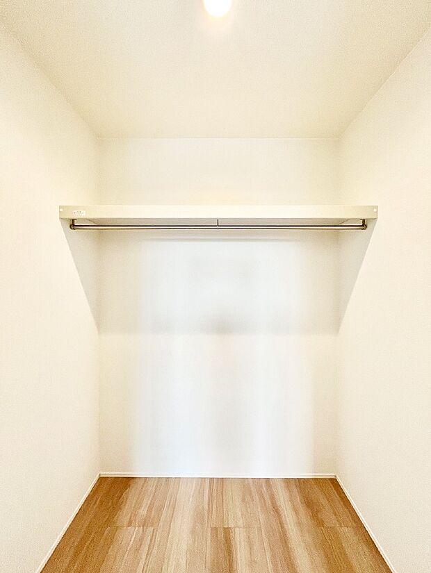 ウォークインクローゼットの活用で生活空間スッキリ