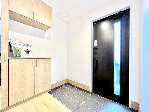 〜Entrance〜　玄関は、お客さんをお迎えする場であり、家族が出入りする場でもあるので「おうちの顔」とも呼ばれる重要な場所！すっきりと明るく、いつでもお客様をお出迎えできるような設計をしました！