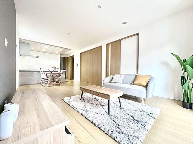 〜Living〜 ここにはみんなが集い、食事と楽しい会話が始まる。話に夢中になりすぎて、ついつい時を忘れ夜半過ぎになってしまう。そんな束の間の幸せを感じさせてくれる場所でありたい。