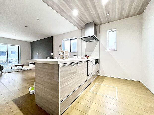 〜Kitchen〜 「さぁ今日は何を作ろう」こんなキッチンなら思いっきり料理ができちゃいます。キッチンからはリビングが一望できます。家族がつながるお家がここにございます。