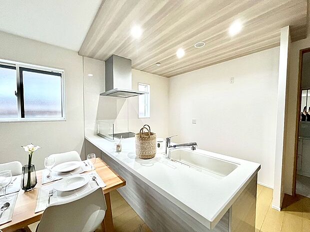 〜Kitchen〜 リビングが見渡せるカウンターキッチン。 料理をしながら家族とコミュニケーションをとれるだけでなく、大きな開放感も得ることができます。 お子様の成長も感じることができますね!