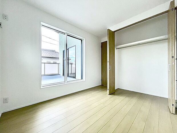 〜Bed Room〜 木の温もりがやさしいフローリングは安らぎをもたらすプライベート空間。明るめのフローリングですので、壁紙ともマッチし、お部屋を更に広く見せてくれる効果も。