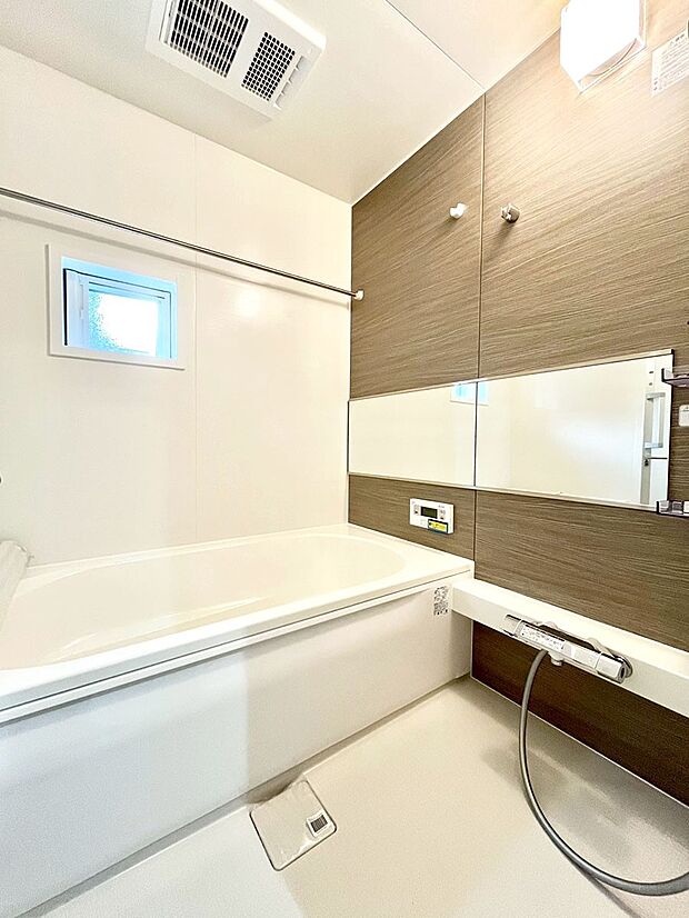 〜Bath Room〜　落ち着いた雰囲気の浴室で明日に向けてリフレッシュ。浴室乾燥機能も付いているので隣の洗濯機置き場で洗い上がった洗濯物を、雨の日も天気を気にせず乾燥させることも可能です。