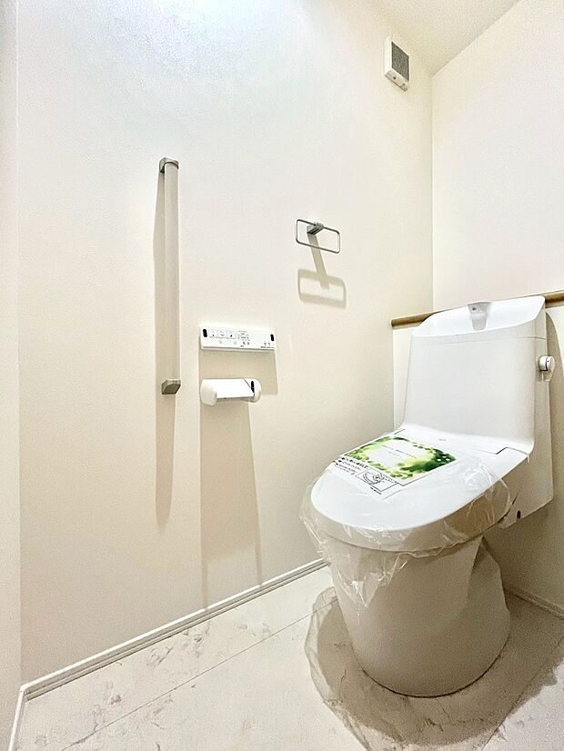 〜Toilet〜  綺麗・スッキリ・快適なウォシュレット付トイレでくつろげる空間です。  トイレは毎日使わざるを得ないもの。いつも清潔を保ちたいですね。  トイレが2ヶ所あるので朝の混雑時に便利です！