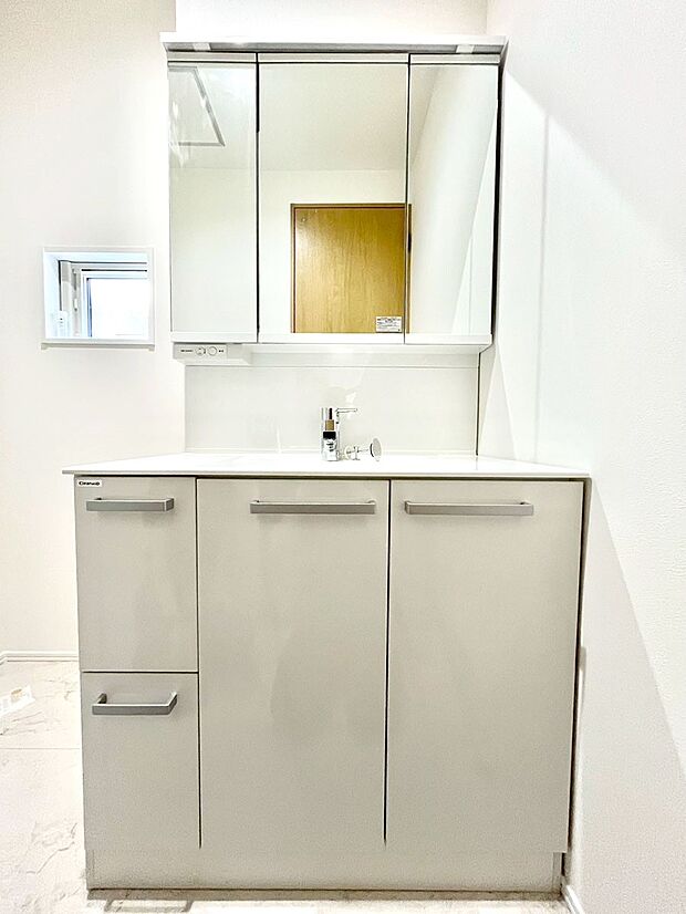〜Dressing Room〜 清潔感溢れる色合いで統一されていると、スッキリと整った印象をうけます。 鏡の裏にはたっぷりと収納スペースを標準装備! 水廻りは、シンプルかつ機能性を重視して。