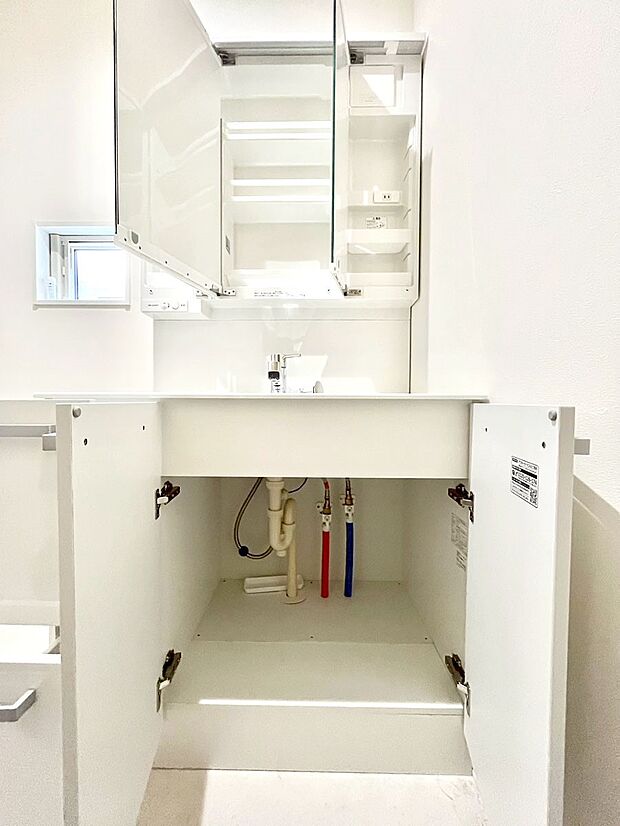 三面鏡の裏に、化粧品や衛生用品などを収納可能。洗面台をすっきりと保ちます！