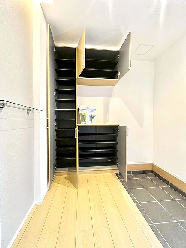 たっぷり収納できるシューズボックスで家族全員の靴も、玄関すっきり。