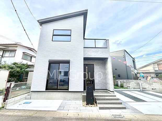 〜Exterior〜　一戸建ての大きなメリットは、自分達の「土地」を「自由に」使える事です。ガーデニングやＤＩＹ，車やバイクの趣味など様々な用途で利用できます。