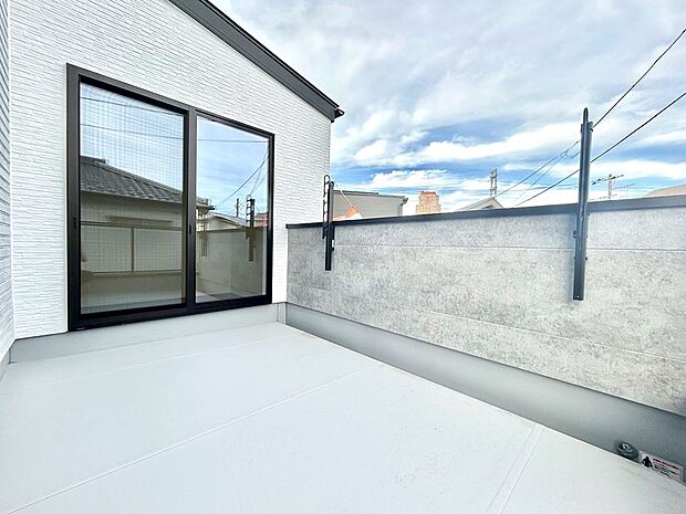 〜Balcony〜 大きな空に囲まれた気持ちのいい家。バルコニーを覗くだけで圧倒的な開放感に包まれます。 バルコニーは陽がさしこみお布団や洗濯物を気持ちよく干すことができます。