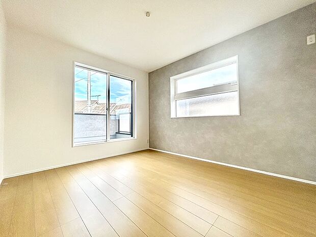 〜Bed Room〜 バルコニーからの採光で朝もスッキリ目が覚めそうですね!穏やかな光が差し込む室内には、穏やかな時間が流れます。休日には、落ち着いた空間で自分の趣味を楽しむのはいかがですか。