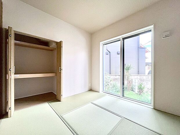 〜Japanese Room〜　LDK隣接のタタミコーナーは、アイロンがけなど奥様の家事スペースとして、また小さなお子様のいるご家庭ではお昼寝やおむつ替えの場としてご活用いただけます。