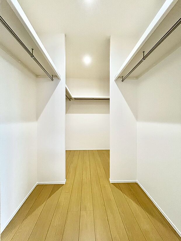 〜Walk-in Closet〜　必要なものやコーディネートを一覧して確認でき、身支度や準備が短時間で済むウォークインクローゼットを設置しました。家の中をすっきりとさせる便利な収納スペースです。