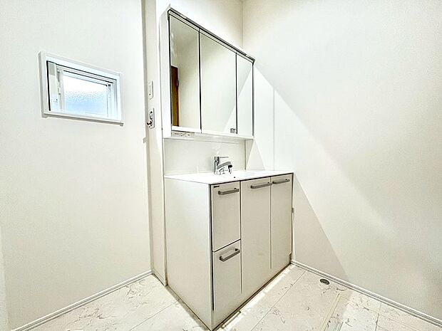 〜Dressing Room〜 暗くなりがちな洗面所も窓があると採光と換気が可能なので気持ちよくお使い頂けます。三面鏡タイプの洗面台は鏡裏収納で散らかりがちな洗面所もスッキリ♪