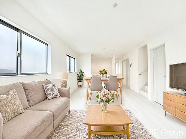 ◆2号棟◆〜Living〜　家族の会話や笑顔が行き交うリビングです。大きなソファやダイニングテーブルでゆったり食事をしたりくつろぎたい♪そんな夢が叶えられる空間です！※家具はCGです