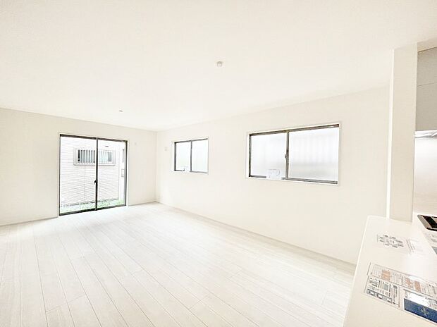 ◆2号棟◆〜Living〜　家族の一体感を感じられる広々としたスペース。家族と過ごす時間を大切にする方にピッタリのゆとりの住空間です。家族の笑い声が今にも目に浮かびます。