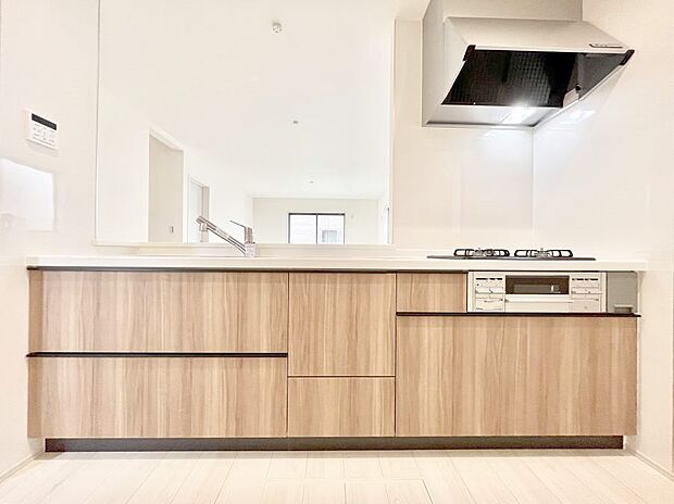 ◆2号棟◆〜Kitchen〜　「さぁ今日は何を作ろう」こんなキッチンなら思いっきり料理ができちゃいます。キッチンからはリビングが一望できます。家族がつながるお家がここにございます。