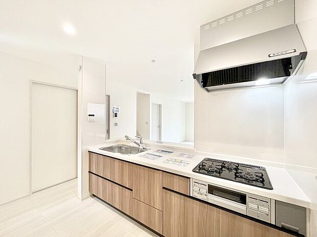 ◆2号棟◆〜Kitchen〜　リビングが見渡せるカウンターキッチン。料理をしながら家族とコミュニケーションをとれるだけでなく、大きな開放感も得ることができます。お子様の成長も感じることができますね！