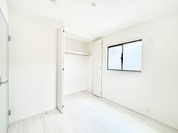 ◆2号棟◆〜Bed Room〜 居室には収納クローゼットを完備!普段使いのお洋服や小物はもちろん、季節物のお洋服などもしっかりと整理整頓おしまい頂けます。 居室空間を広く使用できますね。